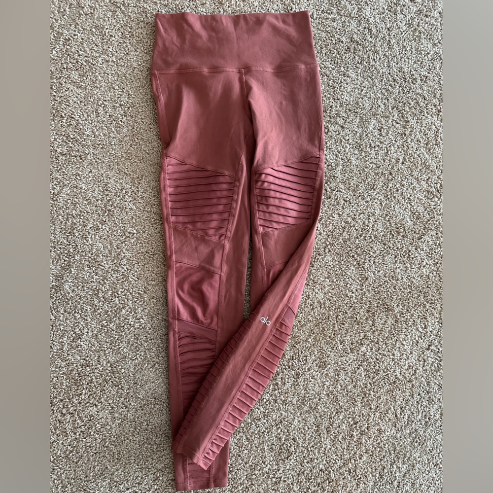 Alo yoga high waisted Moto leggings rosey pink size small